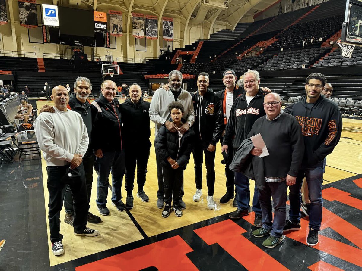 Great crew of former Beavs supporting <a href="/BeaverMBB/">Oregon State Hoops</a> and the great win over USC tonight. #GoBeavs #OregonState
