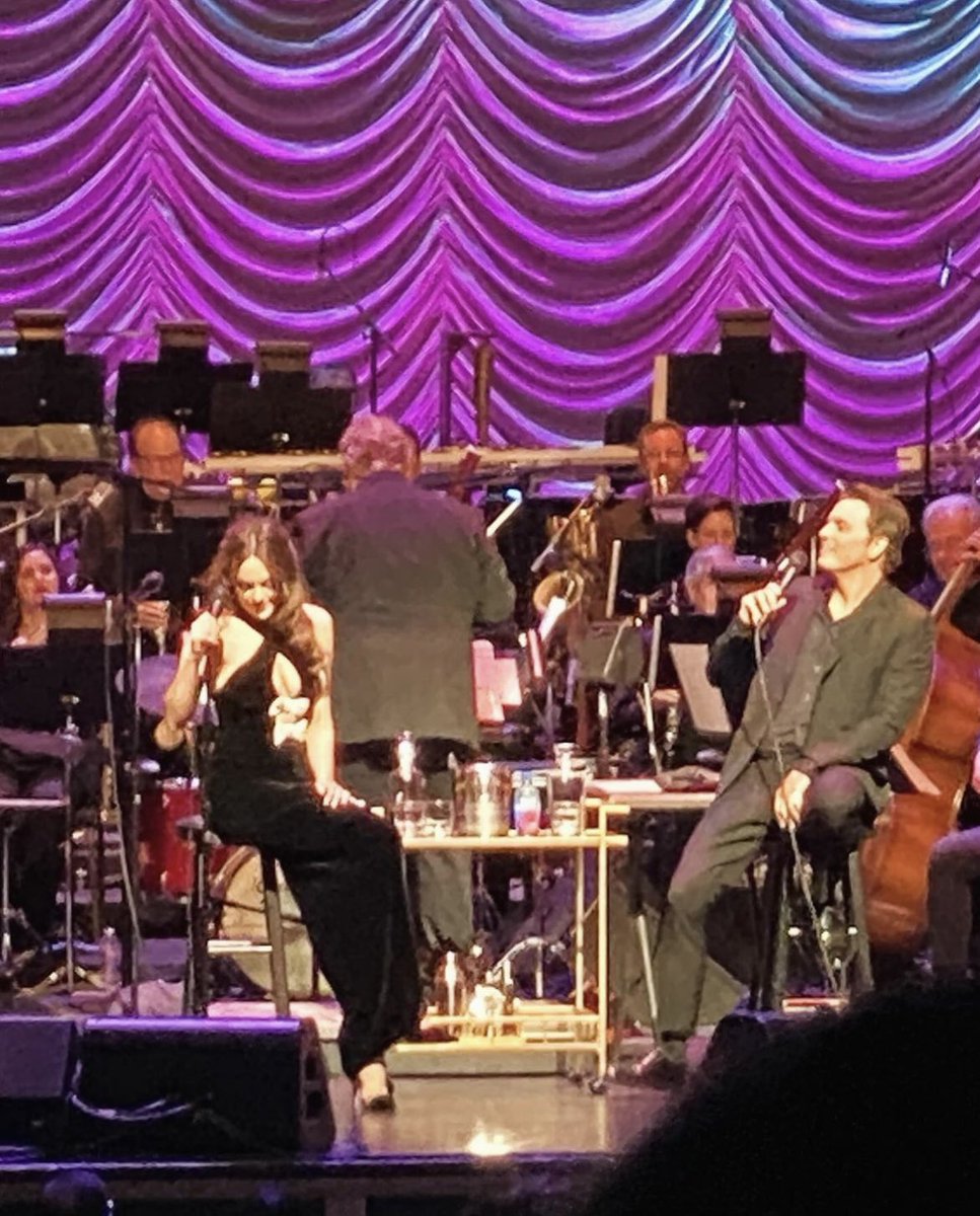 gillzfanpage23's tweet photo. Whoa! Mother is sleighing. Liz singing Peach Tree from Home Album via gaga4gillies🔥🖤 #lizgillies #themerriest #TheSmithCenter https://t.co/qgLcHcwX8n