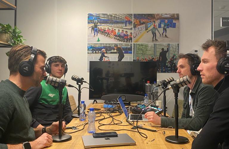 De NOS Schaatspodcast pakt nog even uit met Jenning de Boo! Hij vertelt hoe de nummer laatst op de 1000 meter gisteren en een Chinees hem op het juiste spoor zetten. 

open.spotify.com/episode/13AMmh…
