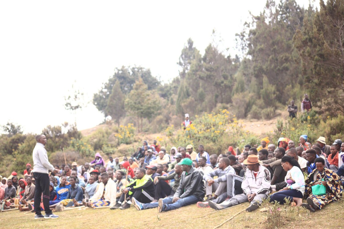 andikamagazine's tweet image. #flashback2023

Inspired by his father’s death and his personal backgrounds, the conditions of his disabilities and how people with disabilities live in #Burundi, the poverty in his country and his dream of shaping the community, @NdihoJim1 decided to start @TCABurundi to provide…