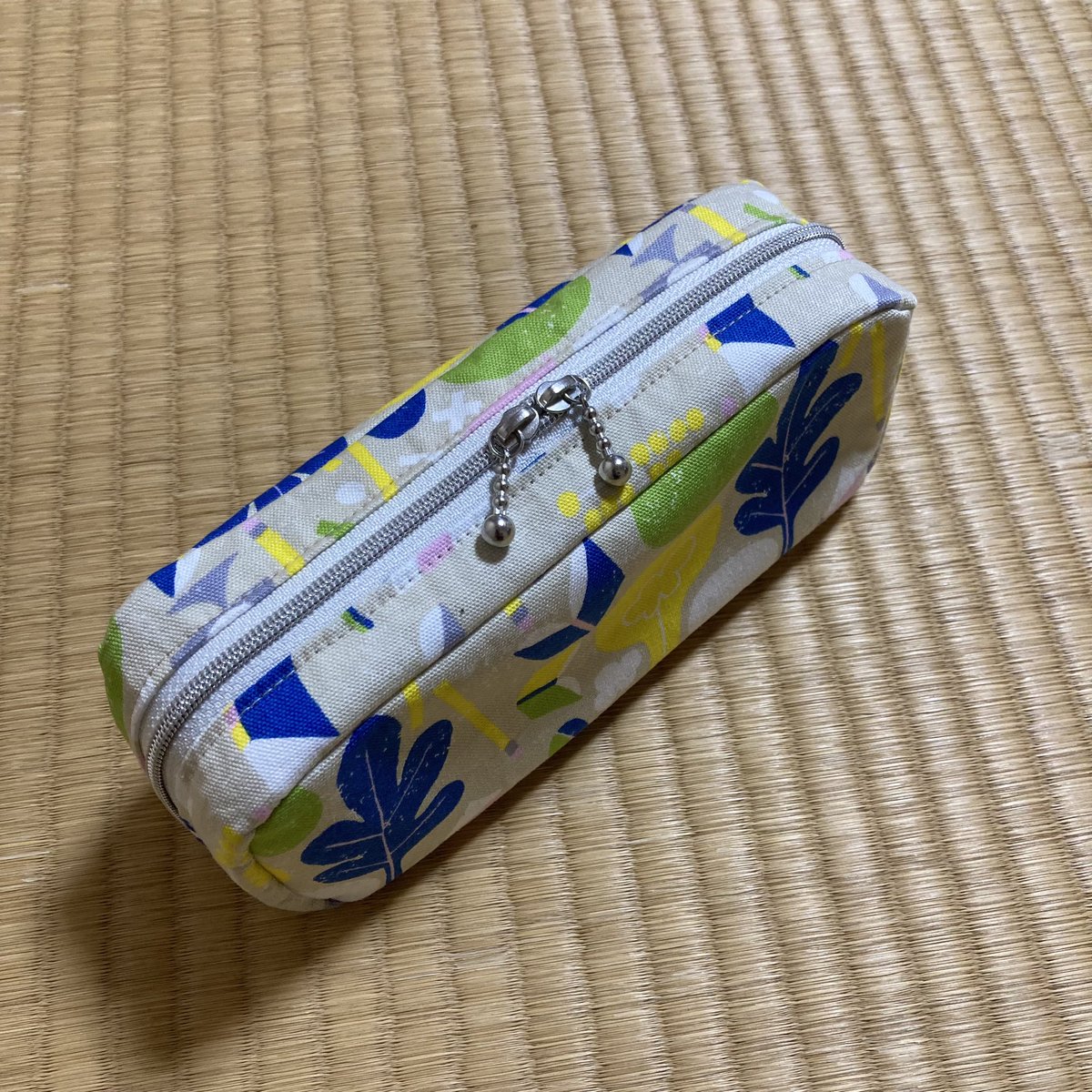 sgr3y's tweet photo. 今年のソーイング。前半は夏の作業着上下2セット＋シャツ1＋母へブラウス1。後半は小物作りに取り組んでみたけど失敗の連続。本日やっと人様にお見せできる物が一つ完成しました。小物縫いづらい。難しい😓でもできた✌️
#ソーイング https://t.co/uSYUCcii6A