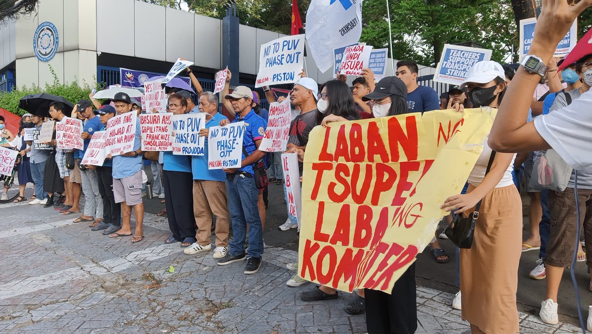 HINDI PA TAPOS ANG LABAN!

Ngayong ilang oras na lang bago ang deadline para sa franchise consolidation, kakalampagin natin ang walang pusong estado na magmamasaker sa ating kabuhayan!

Tara na sa LTFRB!

BALIK-PASADA, BALIK-PRANGKISA!
PUV PHASEOUT, IBASURA!

#NoToJeepneyPhaseout