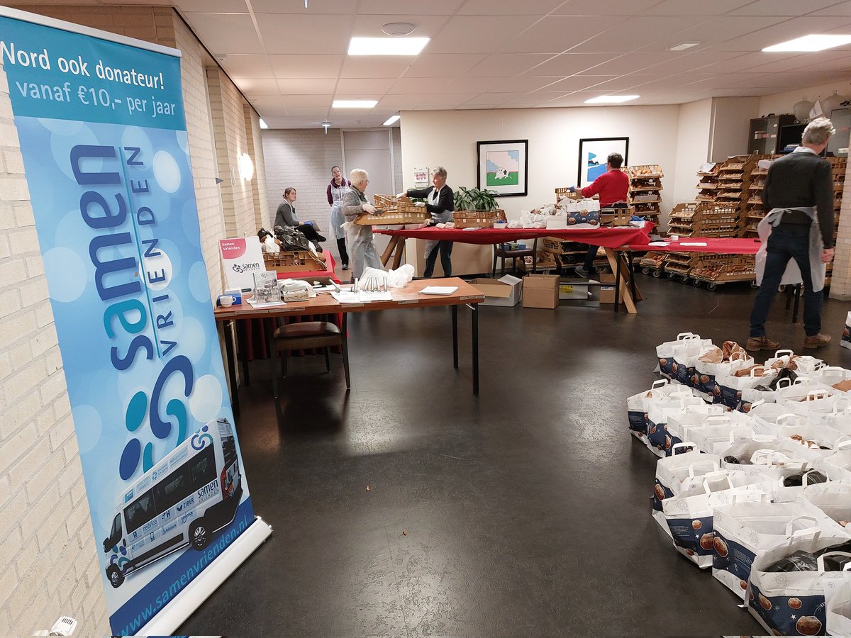 #Samenvrienden oliebollen actie. Bestellingen worden verwerkt door enthousiaste vrijwilligers.  Vanaf 10.00 vrije verkoop bij Magnushof #Schagen