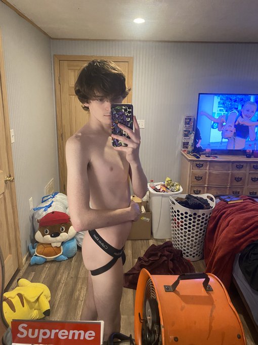 good night 😴 i&rsquo;m moving so excuse the room, and the dance moms episode in the back https://t.co/sfn7