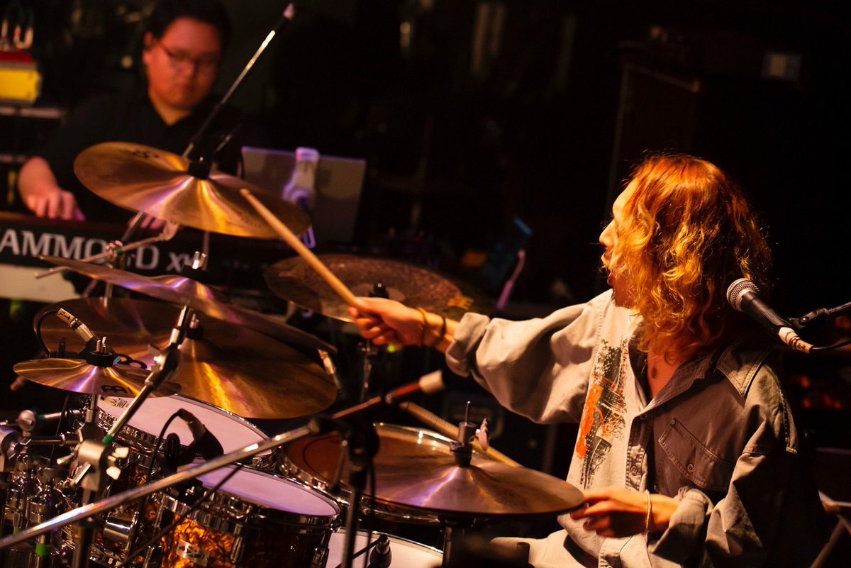 leo_gff_baja_dr's tweet photo. 『HAMAROCK 2023』
11月12日(日)@浜松 窓枠
浜松の最高なローカルフェス。
マジでカッコイイバンドが勢揃い。
搬入、転換をみんな一丸になってやる感じがすごい好きだった。
学生時代のライブに来てくれてた人を見つけて上がった。
Photo by @cazoucazou
#gfreakfactory
#hamarock https://t.co/YNf5s7ailu