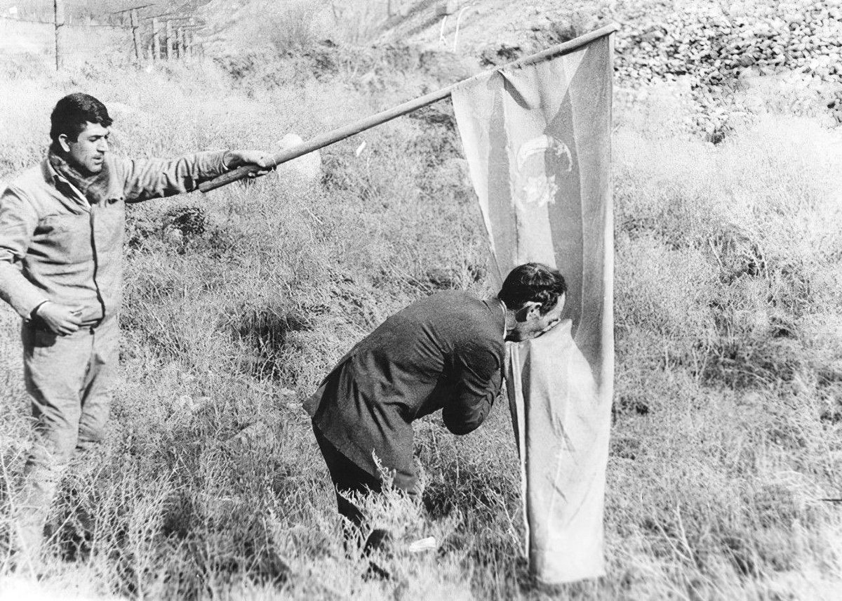 🇦🇿📍31 dekabr 1989-cu il.

Araz çayını keçən Azərbaycanın Güneyindən olan soydaşımız  Azərbaycanın bayrağını öpür.  

Bayraq ev istehsalıdır, foto milli şüurun yüksəliş dövrünə təsadüf edir.