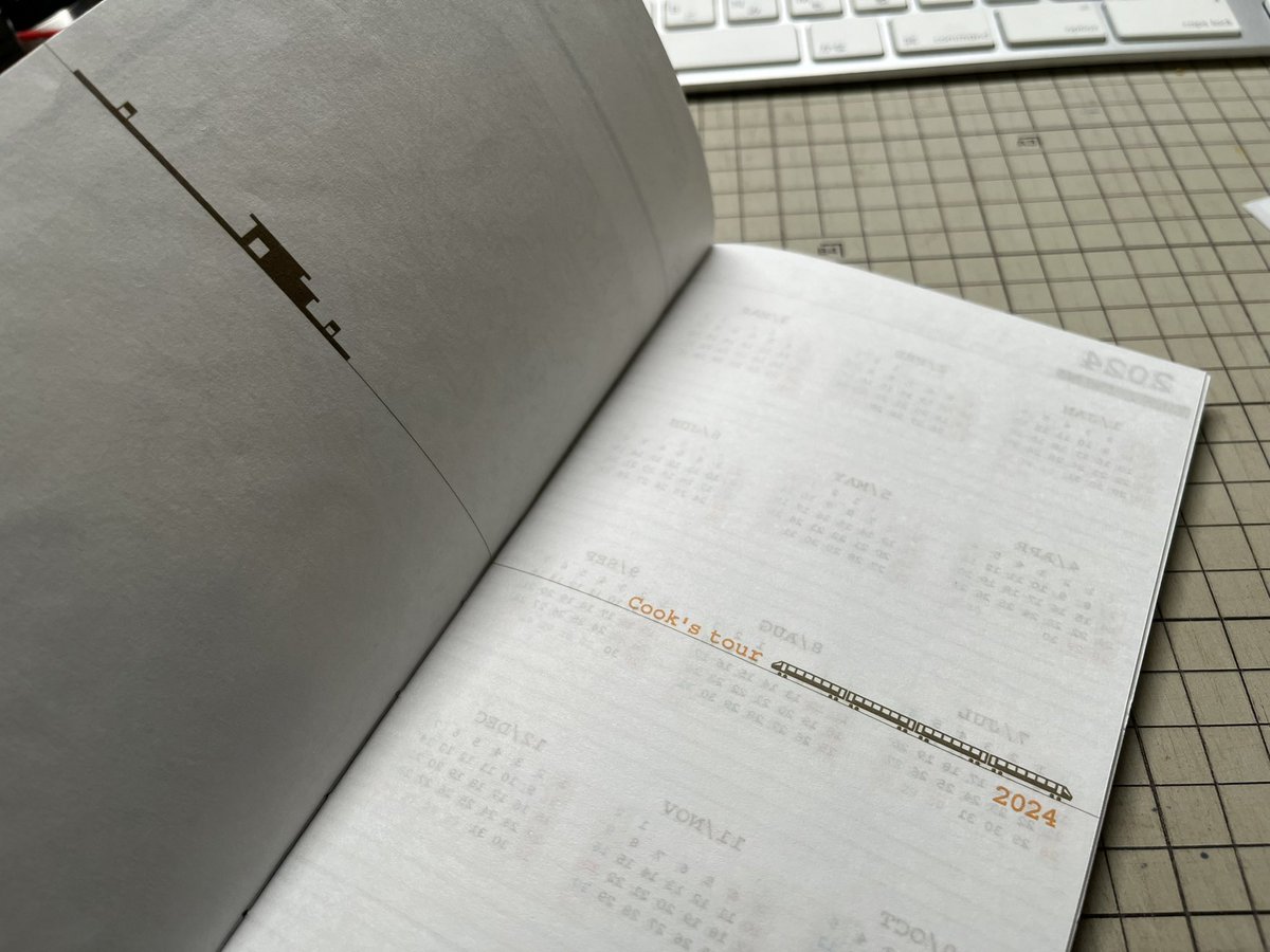 thag25's tweet photo. 2024年版の自作手帳が完成！
今回はギリギリだったけど年内に仕上がった！
手帳を自作しはじめて16年が経つが年内に作り終わったのは稀だ。

#自作手帳
#綴じ手帳
#手帳 https://t.co/8qEtU7exLY
