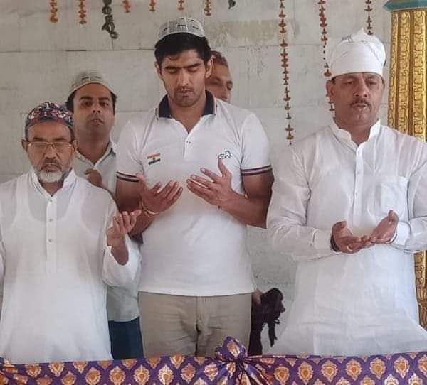 Mrsinha's tweet photo. Dil me dua padh lete, Mazaar kyu pahuch gaye @boxervijender ? https://t.co/X1oBi6Vpfh