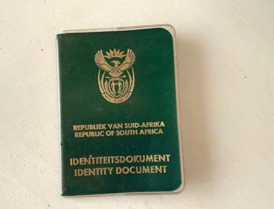 Lush_Beauty1's tweet photo. 🥂🍾 to us who are going to 2024 with our green ID book💃 https://t.co/obl31iPWxS