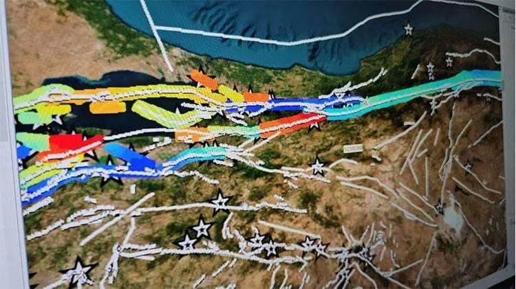Zonguldak Bülent Ecevit Üniversitesi'nde, 7 ve üzeri büyüklüğünde deprem üretecek gerginlikteki fayları tespit eden deprem tehlike yazılımı geliştirildi.

Yazılıma göre Türkiye'deki en gergin faylar:

⭕️Erzincan'ın 40-50 kilometre doğusunda kalan Yedisu Fayı
⭕️Bandırma ve Erdek