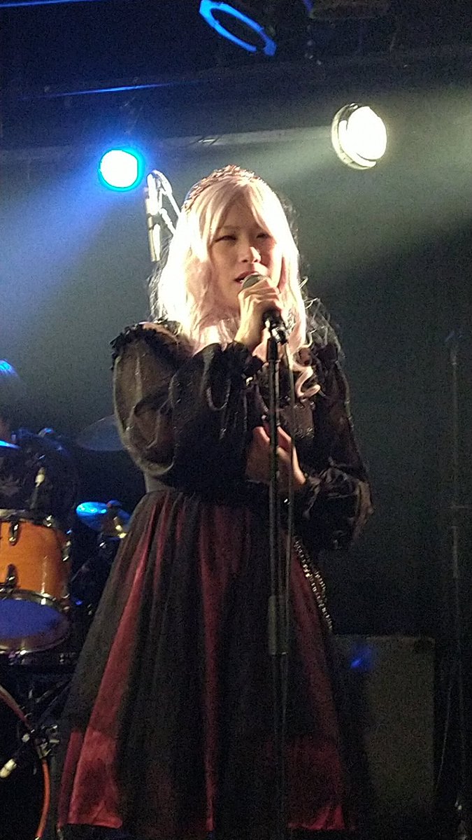 kamekameki's tweet photo. 29日ライブ参戦（グラフ）→【魔王バンド】めちゃくちゃ声量MAXの超元気なボーカルあかねちゃん、パワフルドラム演奏全開のゴンさん、ポーカーフェイスなんだけど、名キーボード奏者みさみさちゃん、A−GOのメンバーにより結成されたバンド。めちゃくちゃカッコいい好きなバンドさんです。🔥🔥🔥 https://t.co/wv03N7T6xu