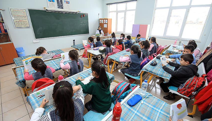 MEB'in 2024-2025 eğitim öğretim yılından itibaren geçerli olacak yeni müfredatı kısa süre içinde açıklaması bekleniyor:

🔺Yeni müfredatın sloganı: 'iyi insan yetiştirmek.'
🔺'Bütünleşik Eğitim Modeli' esas alınacak. 
🔺Öğrencilerin sadece akademik olarak değil sosyal beceriler