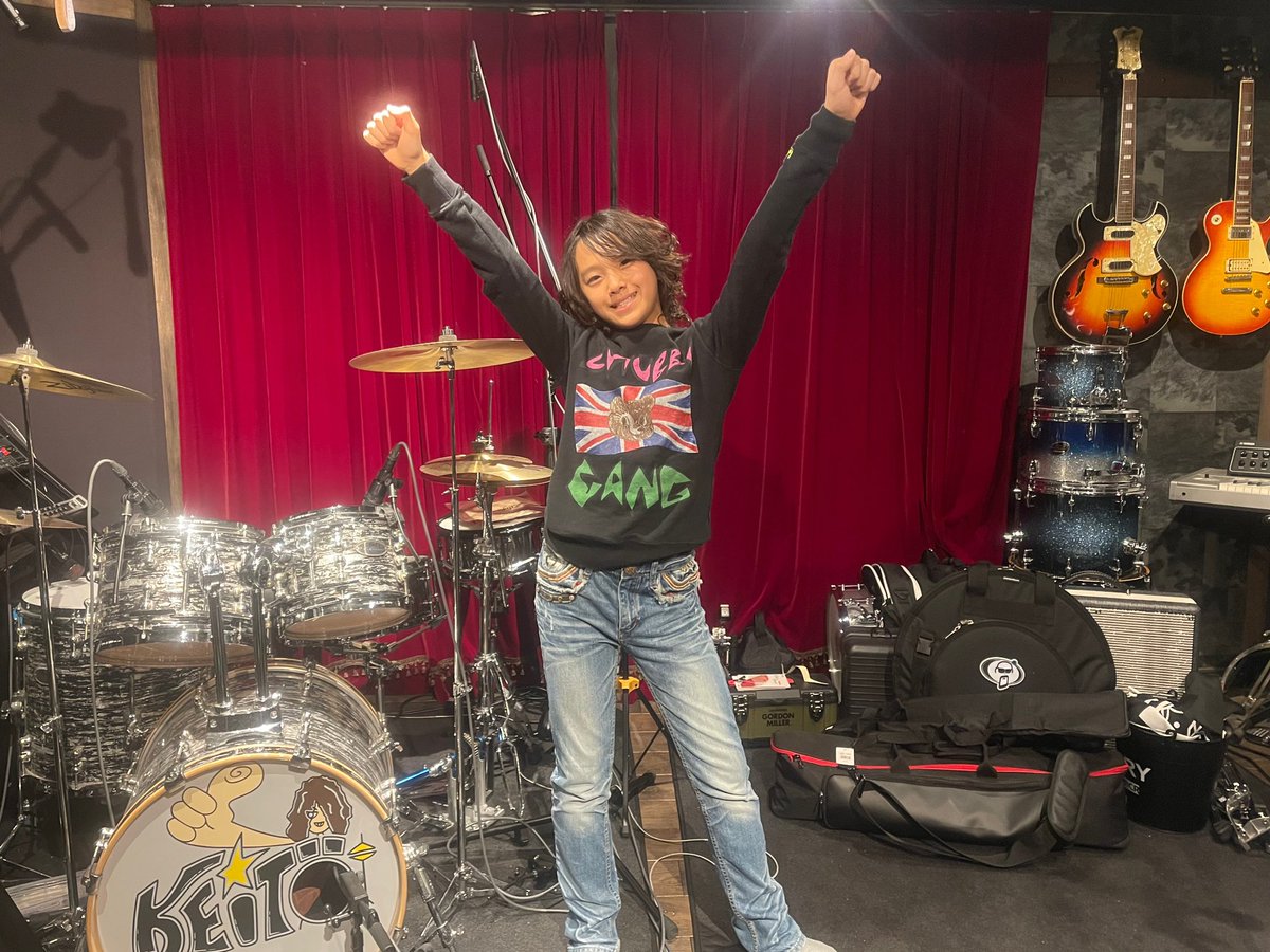 keitorockstar's tweet photo. スタジオの大掃除がやっと終わりました🧹
マットの上がスティックの木屑でいっぱいで掃除機をかけながら今年もたくさん練習したなあと思いました😆
今から従兄弟たちと一緒に年越しパーティーです‼️みなさんも良いお年をお迎えください✨
来年もよろしくお願いします‼️

#ロックドラマーkeito  #大掃除 https://t.co/91bHTbpTSb