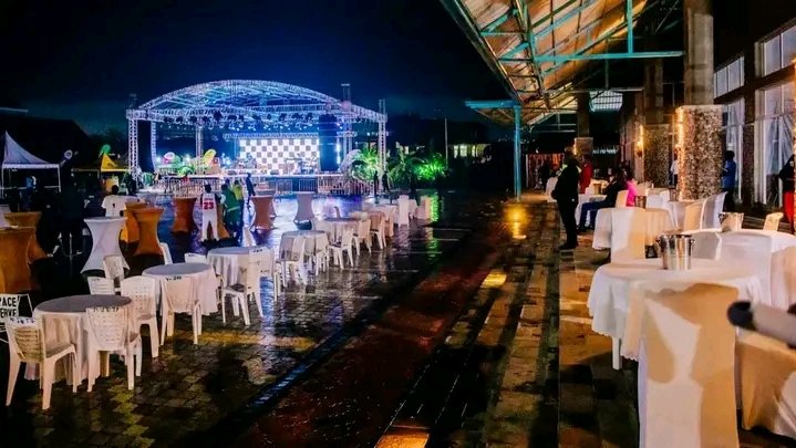 ShikirizaB's tweet photo. #Entertainment: Beaucoup d'encre coule suite au concert "#Christopher live in #Burundi" , un concert qui n'a pas eu bcp de monde comme prévu.
Les raisons avancées sont entre autres la pluie qui a plu peu avant le début de ce concert.
D'autres évoquent l'affaire #DoubleJay.
📸DR https://t.co/5kwucYjeY2
