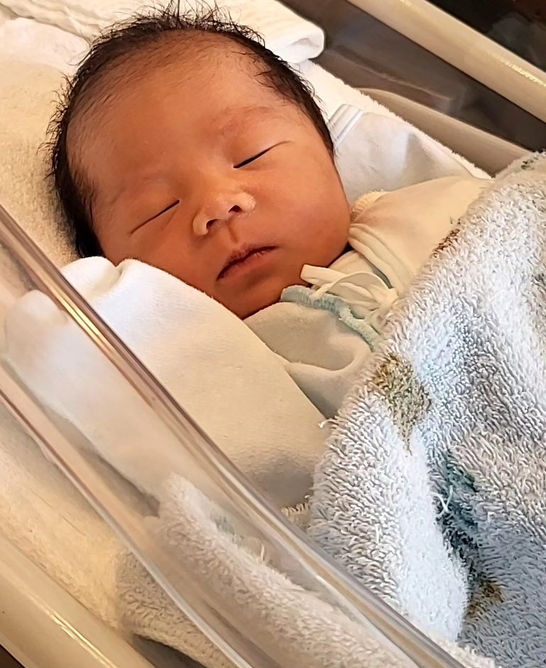 26_mgmg's tweet photo. 2023年12月に可愛い可愛い男の子が誕生しましてバタバタと年末を過ごしております😹
来年もよろしくお願いします
来年から少しずつライブも行きたいな…✨ https://t.co/UeSp0QgFmH