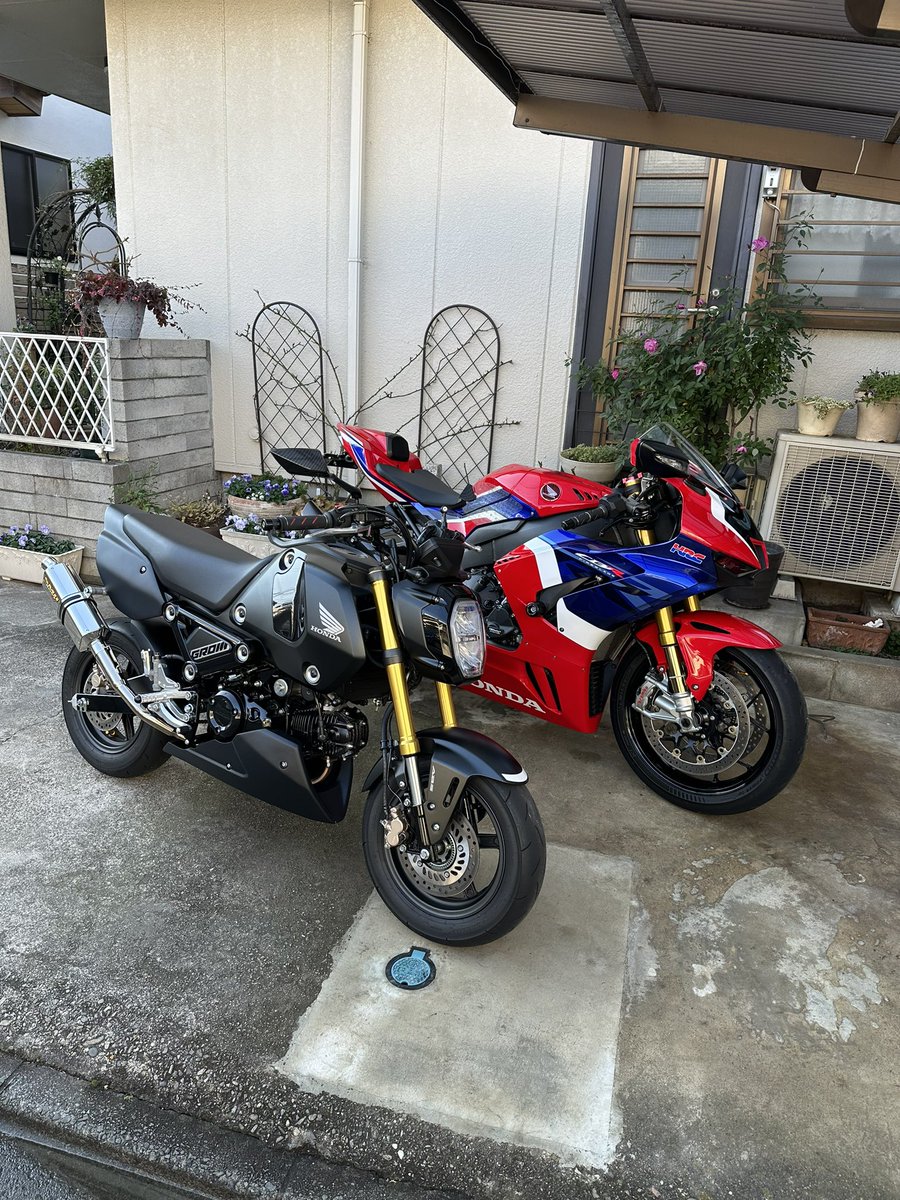 hidesc82's tweet photo. あっという間に大晦日😅
年々一年が早すぎる🫠
とういう事でCBRとグロム を
一年の汚れをヌルテカにして
バイク納めました🫡
皆さんも良いお年をお迎えください✨
今年一年も絡みやたくさんのいいね
ありがとうございました😎 https://t.co/raS1yobriW
