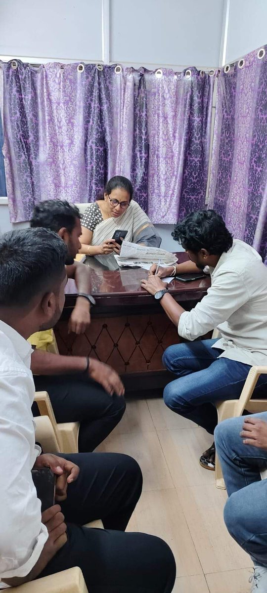 TNSF_TS's tweet photo. TNSF ఫిర్యాదు...

పీర్జాజిగూడ శ్రీ చైతన్య జూనియర్ కాలేజ్ లో బైపీసీ చదువుతున్నటువంటి విద్యార్తి  వర్ష కళాశాల హాస్టల్ భవనంలో ఆత్మహత్య చేసుకోవడం జరిగింది..

కళాశాలపై చర్���లు తీసుకోవాలని ఇంటర్మీడియట్ బోర్డ్ సెక్రటరీ కిషన్ సింగ్ గారికి వినతిపత్రం అందజేసిన TNSF రాష్ట్ర ఉపాధ్యక్షులు https://t.co/UZzoOr35JG