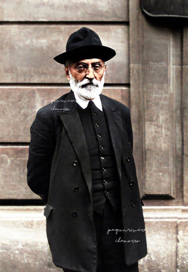 JoaqunRiveraCh1's tweet photo. Buenos días, madrugadores. 

31 de diciembre de 1936, fallece Miguel de Unamuno. Escritor, filósofo y eterno profesor de la Universidad de Salamanca, de la que fue rector.

Toda su vida fue crítico contra lo que consideraba injusto. Lo fue contra la monarquía, contra los nacionalismos, contra la dictadura de Primo de Rivera, contra la deriva del Régimen Republicano, apoyando a los rebeldes en primera instancia y, finalmente, postulándose contra la represión iniciada en Salamanca por estos.

Niceto Alcalá Zamora nombró a Unamuno rector perpetuo de la Universidad de Salamanca en 1934, el día de su jubilación. 

En su última lección alertó a los alumnos:

“Vosotros, estudiantes españoles, que os ejercitáis en la investigación científica, histórica y social, en la dialéctica […] vosotros tenéis que enseñar a vuestros padres a ser otros, que esa marea de insensateces, de injurias, de calumnias, de burlas impías, de sucios estallidos de resentimientos; no es sino el síntoma de una mortal gana de disolución, de disolución nacional”. 

Tras unas declaraciones realizadas a un periodista extranjero, alertando de la amenaza del bolchevismo en España y criticando al Gobierno republicano, se derogó el decreto que lo había nombrado rector perpetuo.

El general Cabanellas, en contrapartida, repuso al profesor inmediatamente de sus títulos.

Protagonizó un incidente en presencia del general Millán Astray en octubre de 1936 que fue recogido por el profesor Miguel Portillo en 1941, aunque este no se encontraba ese día en Salamanca. En su intervención había sido valientemente crítico con la actitud de los rebeldes. 

Acabó renegando de todos y del desastre que se estaba produciendo y falleció el último día del peor año de la historia de España.