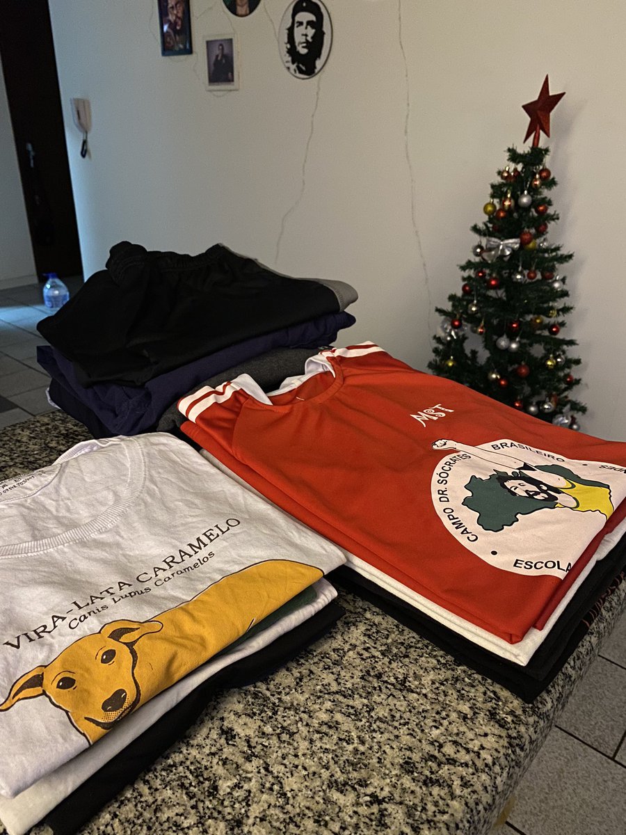 JuuForell's tweet photo. A insônia de hoje resolveu botar um cropped e ir dobrar roupa 💁🏻‍♀️✨ https://t.co/skEG98xILg