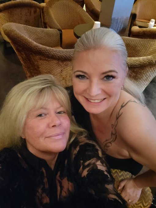 Einen guten Rutsch ins neue Jahr w&uuml;nsche ich dir💋🥂🎇🍀  Ich feier zusammen mit meiner Freundin Dirty-Kiki🥰 