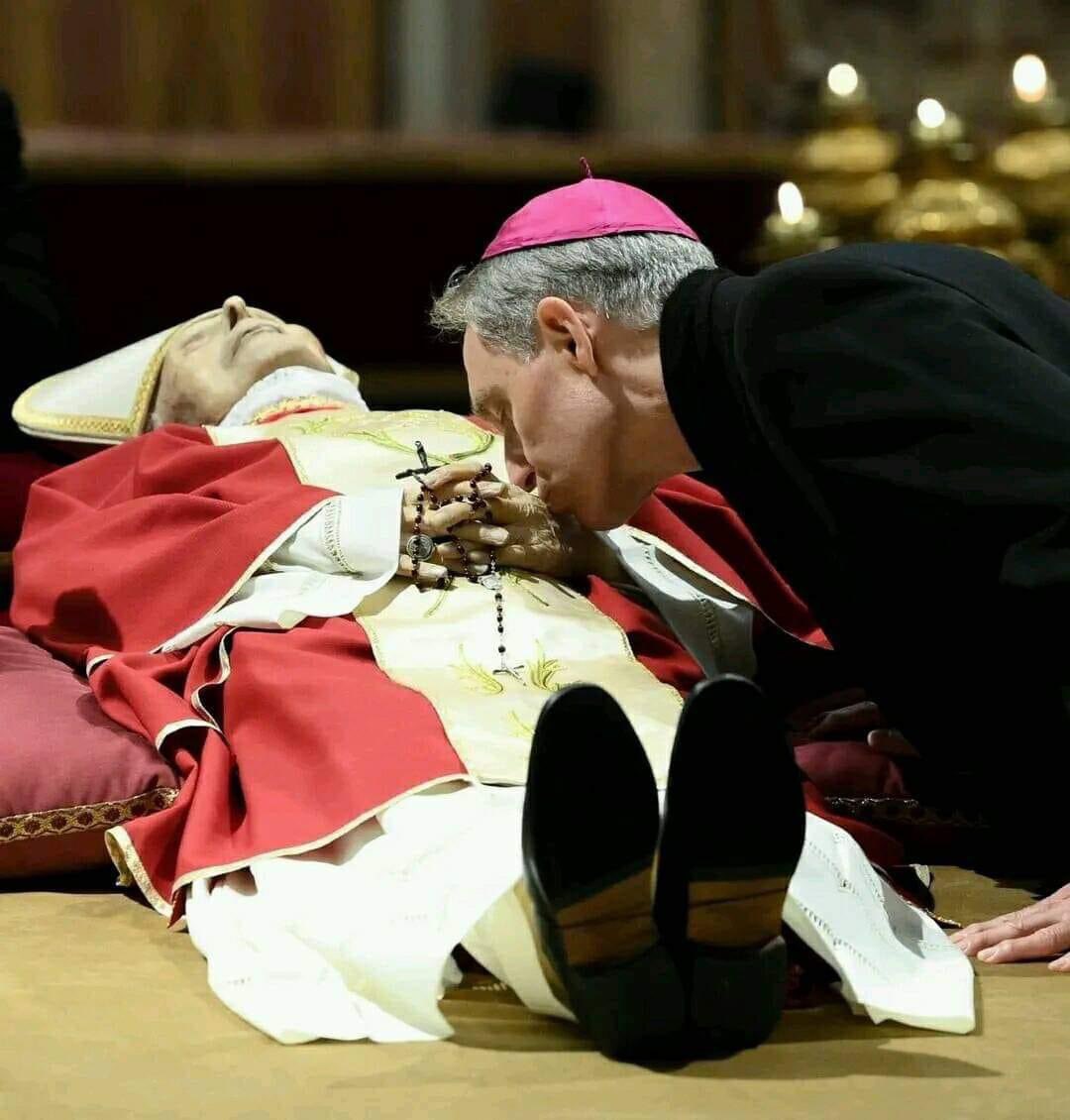 Sachinettiyil's tweet photo. "Jesus, I love you," were the last words of Pope Benedict XVI https://t.co/0E494eURYt