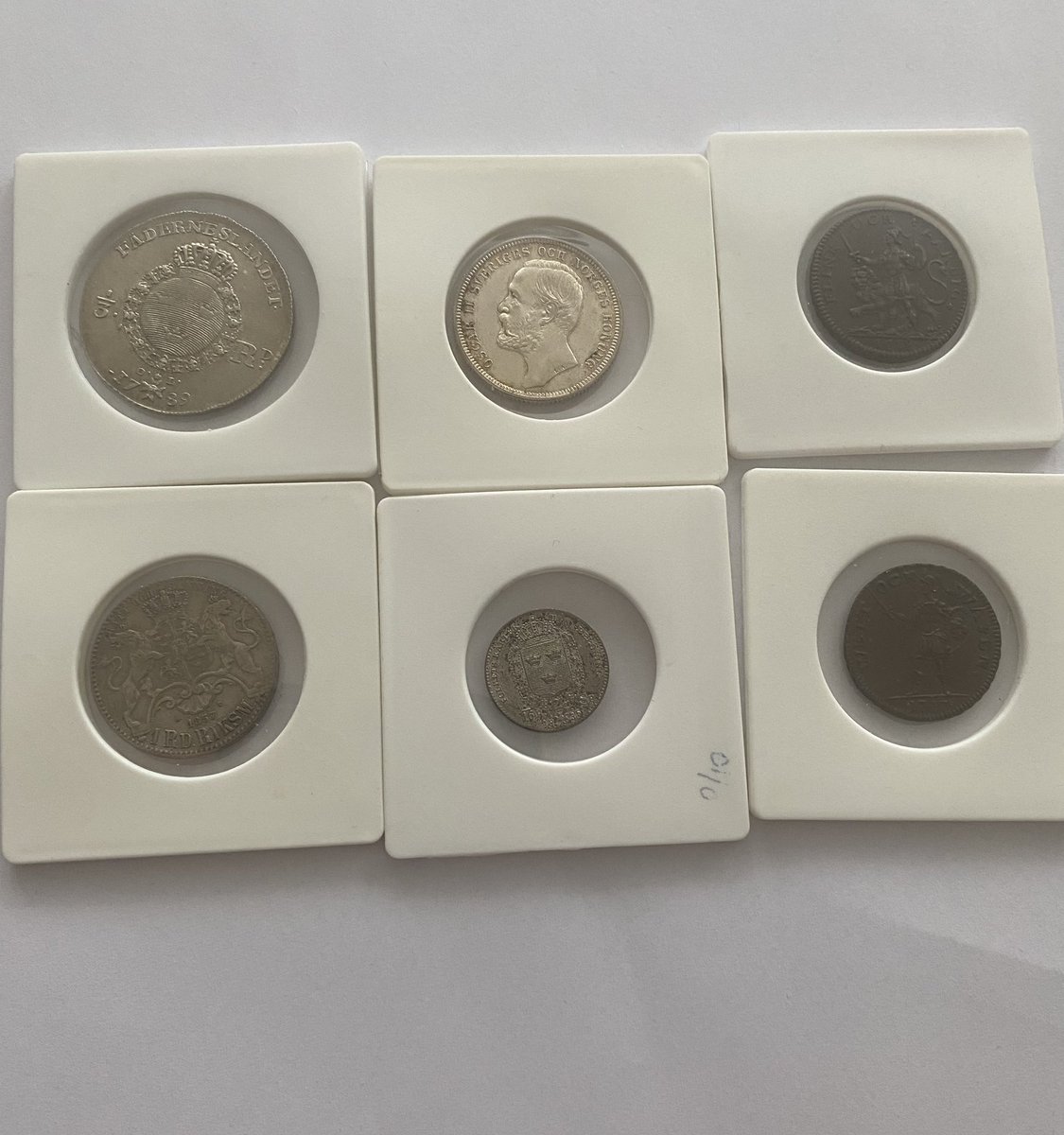 Inventeringen idag. Både kul och tråkigt. Finns så många olika objekt som kommer in. En del är samlarobjekt och en del är kilo vara som man köper för att vara snäll så kunden slipper släppa med det hem.