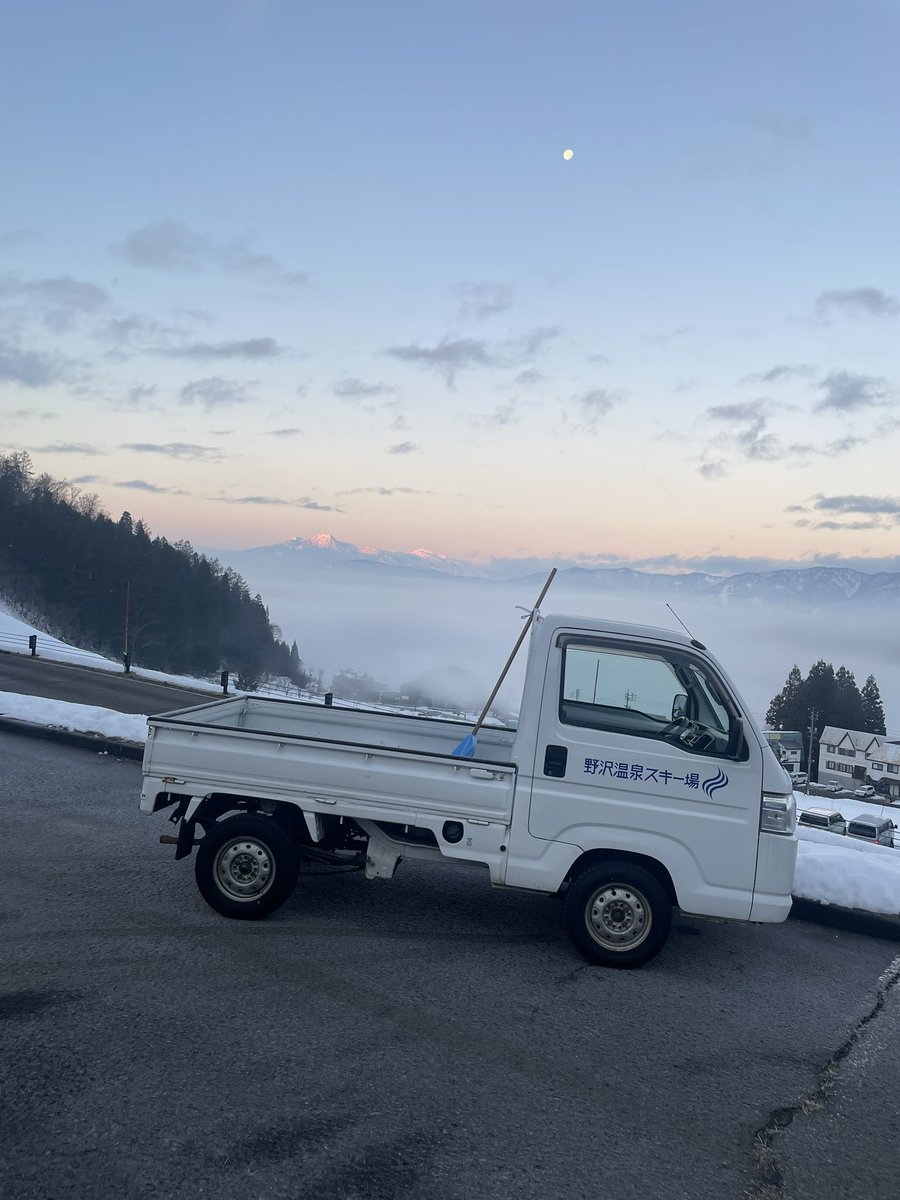 anglerkf's tweet photo. 29日　20:00 広島発
30日　7:00 野沢温泉着で
今は白馬のなかなかハードな
年末スノーボードの旅を
生憎の天候のなか実行中！
なんとか昨日晴れたのが救いでした😂 https://t.co/up3WvHf5qv
