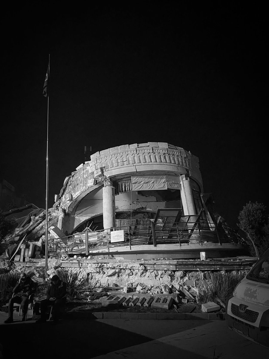 2023 bitiyor ve belki de görebileceğimiz en büyük acıyla bizleri bırakıyor. Gözümüzün görebileceği en acı yıkım tablosunun içinde, şehrinin ayağa kalmasını bekleyen bir millet olarak anılıyoruz. Birden çok tabir girdi hayatımıza. Depremzede, enkaz, asbest, yıkım, yardım, yağma,