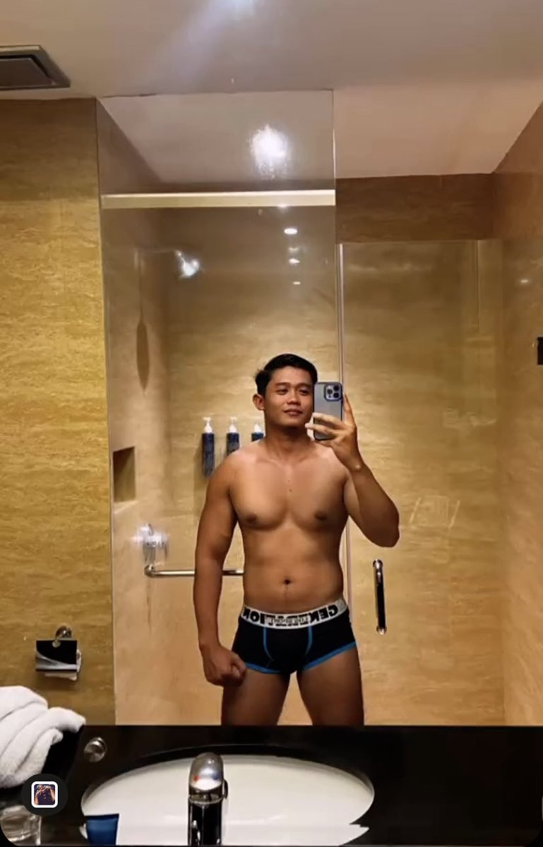 Radizz99's tweet photo. Toilet mirror selfie #ganteng #cowokberotot #muscle #gempal #ziosyahputra https://t.co/LsoqXWoN1m
