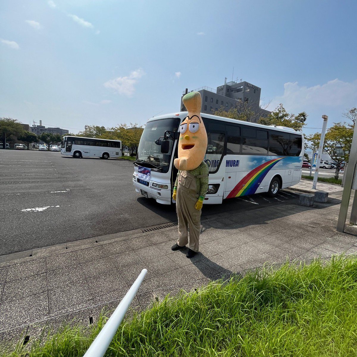 banao0877's tweet image. こんバナナ🍌

今年もお世話になりましたーバナ🙇

来年もよろしくお願いしますバナ😊

来年は身体を鍛えて筋骨りゅうりゅう🐉になれるように努力したいと思うバナ🤔

みなさま良いお年をー👋

#バナオ #バナナ #鹿児島県 #霧島市 #バナる #ゆるキャラ #オリジナルキャラクター #おーいバナオくん