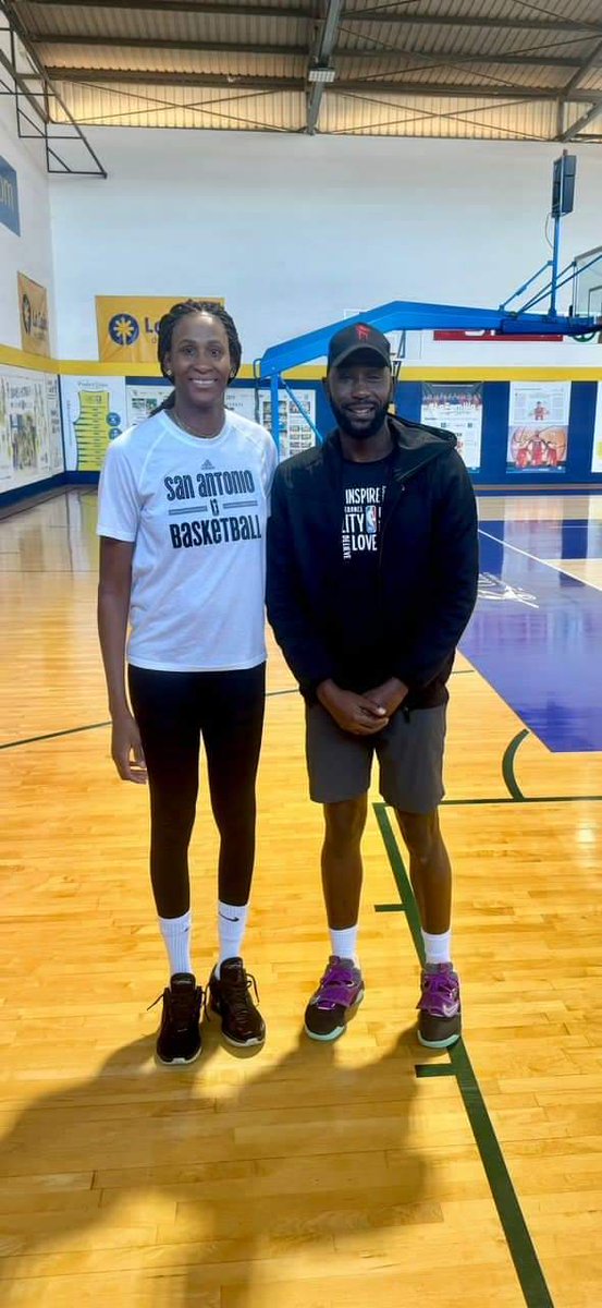 etudiantguineen's tweet photo. Le coach du Basket ball club de l'UGLC-SC, après avoir suivi des stages réussis au Sénégal et en Espagne, poursuit sa formation aux États-Unis pour un mois.

#etudiantguineen #Guinee #uglcs https://t.co/kewoZGzYrY