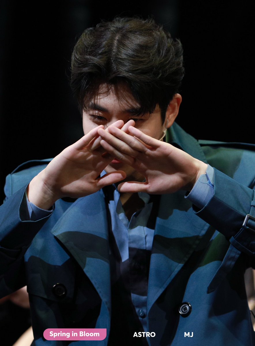 bloom_940305's tweet photo. 🌸231231 뮤지컬 겨울나그네 무대인사
명준이 하트🫶🏻💕울 명준 새해 복 많이 받아용🧡
#아스트로 #ASTRO #MJ #엠제이 #김명준 @offclASTRO https://t.co/6q8sSClIgp