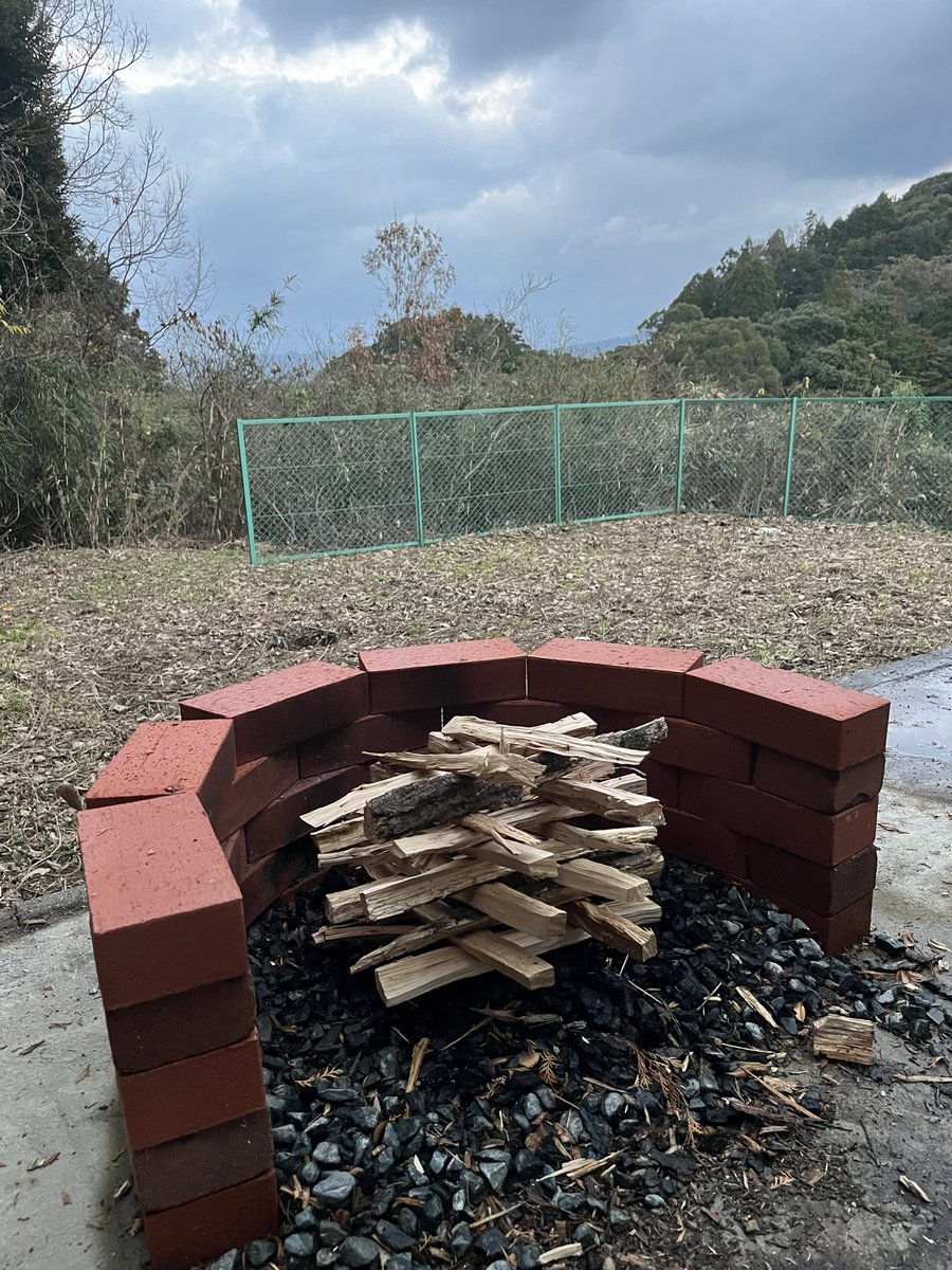 arashioblog's tweet photo. 毎日焚き火。

今日は今年最後ということで初心に戻って井桁型で。

みなさん2023年お疲れ様でした！

また来年も焚き火の癒しをお届けさせて頂きます。

#焚き火 #キャンプ #初心 #井桁型 #お疲れ様 #癒し https://t.co/gWrYpE0GUX