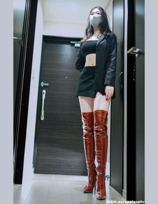 I'm going to the club tonight wearing boots.  Remember to say Happy New Year when you see me  今晚穿长靴去蹦迪，看到我记得打声招呼哦 