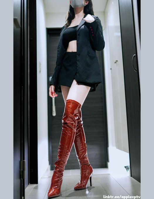 I'm going to the club tonight wearing boots.  Remember to say Happy New Year when you see me  今晚穿长靴去蹦迪，看到我记得打声招呼哦 