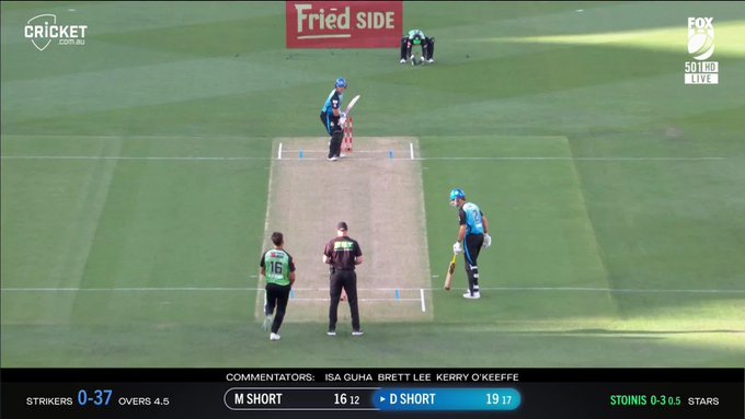 In the zone and it goes over the ropes... 📹 Credits: Twitter/BBL