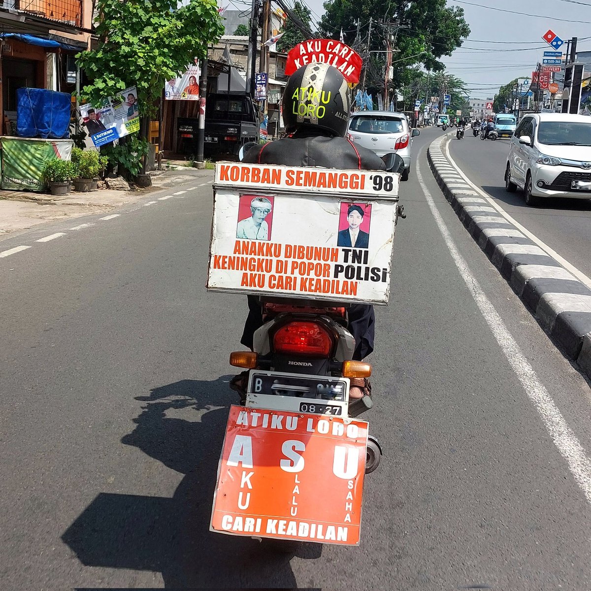 anamoelya's tweet photo. tadi pagi papasan sama pemotor ini di sekitar Pondok Pinang, Jaksel. panjang umur perjuangan, Gusti mboten sare ✊🏻🇮🇩 https://t.co/lqRhm5j9jp