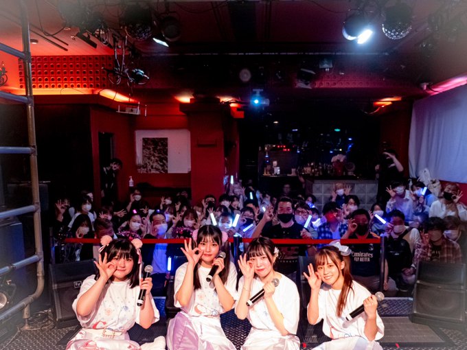 noname_gombe's tweet image. #写真4枚で1年を振り返る 
①4/29　デビューライブ
②9/20　はる香&amp;amp;ふうちゃん生誕祭
③10/25　半年記念公演
④11/29　解散ライブ
Cupriteの駆け抜けた7か月でした。
おつみちゃんのデビューは嬉しかったな。
ちなみに全部、私も写ってます。
#Cuprite
#羽紬はる香 #白椛ゆり乃
#百瀬めめ #有結深生愛