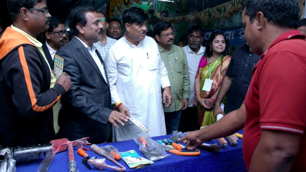 krushibibhag's tweet image. Hon'ble Minister Shri @rajaaswain, inaugurated District-level #FarmMechanization mela in Cuttack on December 27 in presence of CMC Mayor, Cuttack Collector, Chief Engineer (Agril.) &amp;amp; other dignitaries. Such melas help in boosting productivity, thus enhancing farmers' income.