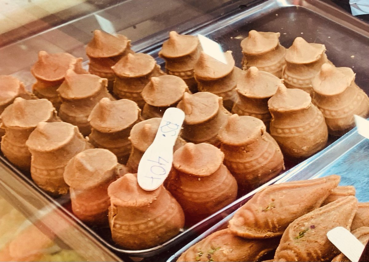 _ParthaP's tweet photo. If you are ever in Kolkata in winter then don’t miss out sweets made out of jaggery.. they are the best you will get anywhere in this world. #sweet #food #kolkata https://t.co/1hWHnKDGZl