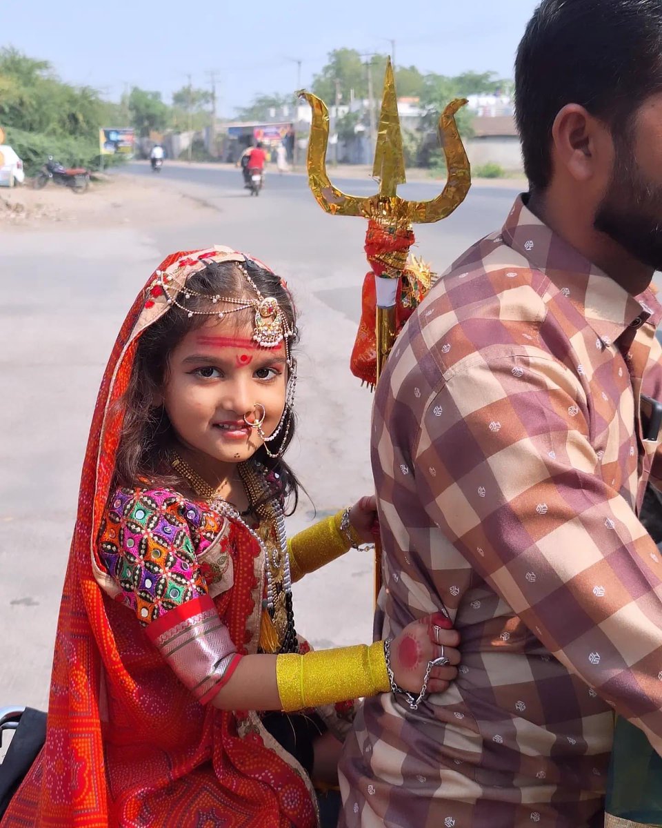 Minalba Gohil 🙏🏻 (Lucky Foundation Rajkot) (@minalba_gohil) on Twitter photo સાક્ષાત ખોડીયાર "મા" ના દર્શન.
દીકરીના બાપ તરીકે જન્મ થવો એ ભાગ્યની વાત છે પણ દુનિયાની દરેક દીકરી ને જોઈને એના પ્રત્યે આદર અને સન્માન થવું તથા કોઈ પણ દીકરી ને જોઈને એને વંદન કરવાનું મન થાય એ પણ એક અલગ અને અદ્ભૂત અનુભૂતિ થાય છે.
જયમાતાજી 🙏🏻🧿 સાક્ષાત ખોડીયાર "મા" ના દર્શન.
દીકરીના બાપ તરીકે જન્મ થવો એ ભાગ્યની વાત છે પણ દુનિયાની દરેક દીકરી ને જોઈને એના પ્રત્યે આદર અને સન્માન થવું તથા કોઈ પણ દીકરી ને જોઈને એને વંદન કરવાનું મન થાય એ પણ એક અલગ અને અદ્ભૂત અનુભૂતિ થાય છે.
જયમાતાજી 🙏🏻🧿