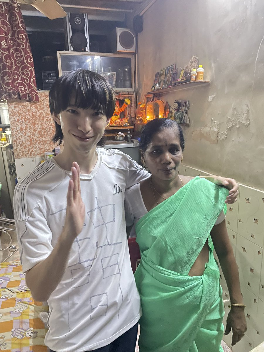 nouka_farm's tweet photo. 2023年も良い年だった。
大量の成人男性とイオンの屋上で裸になる夢が叶い
Redbullの螺旋で個人情報バースを蹴り。
タイ山奥のお寺で瞑想やインドでの入院を経て
今日、TVをつければHondaのCMで
自分らの曲が流れている年末。
いつも聴いてくれてありがとう！
来年もよろしく🇯🇵🍣 https://t.co/y2pR7R3ZDv