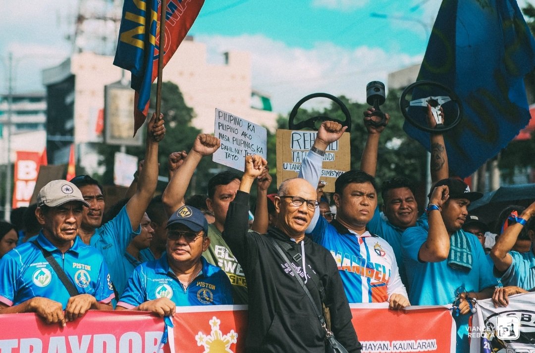 MGA LARAWAN | Ang salubong sa bagong taon, dagundong ng protesta laban sa konsolidasyon! (1/11)

#NoToJeepneyPhaseout
#NoToPUVPhaseout
#SaveOurJeepneys
#TransportWorkersFightBack