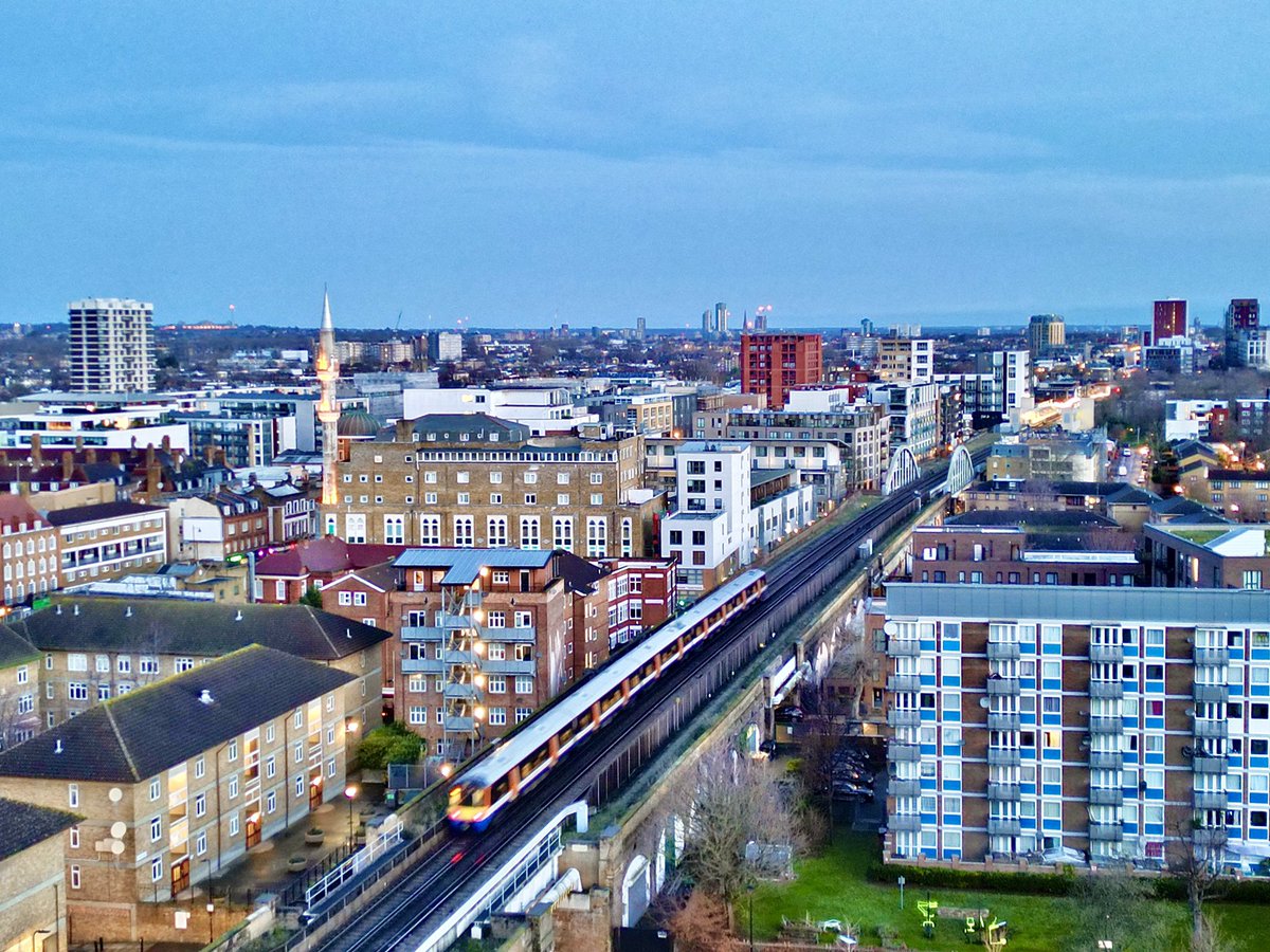Out Train spotting this morning 😁 @bbcweather @Kate_Kinsella @ThePhotoHour #StormHour @ChrisPage90 @SallyWeather @PhilippaDrewITV @HollyJGreen @itvweather @visitlondon #cityscape @WeatherAisling #LoveUkWeather #VisitLondon #DJIMini3Pro #Cityoflondon #Train