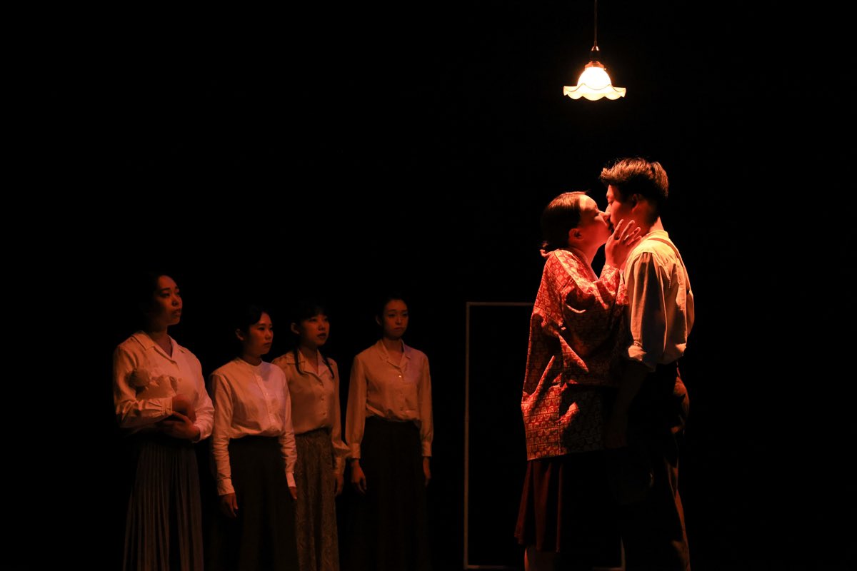 kae_peony's tweet photo. 【2023年の振り返り】
今年は4作品の演出を手がけました。
◯PARCO劇場『幽霊はここにいる』大阪公演
◯久々のトラム
『ブレイキング・ザ・コード』
◯久々の劇団研修科公演
『ヴィヨンの妻』
◯ワカヌさんの新作
『クレバス2020』
◯牧島くんと一緒に企画した
『季節はずれの雪』 https://t.co/6Wb76j5Wz2