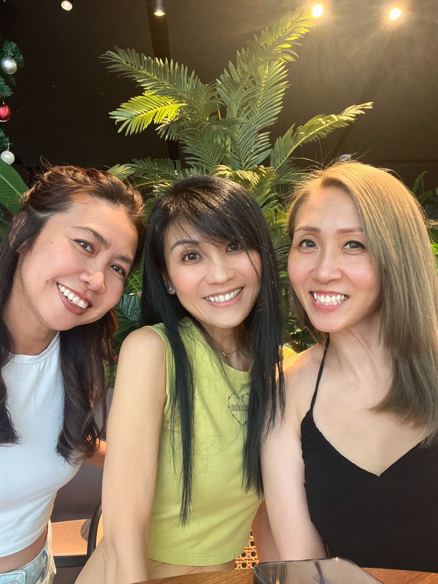 ivylimcc's tweet image. Can a face tell a story?

One’s single, one’s married, one’s a single mother. All are happy in their own way. Think you can match them in order—left to right? 

#funexperiment
#becauseimpressionscount