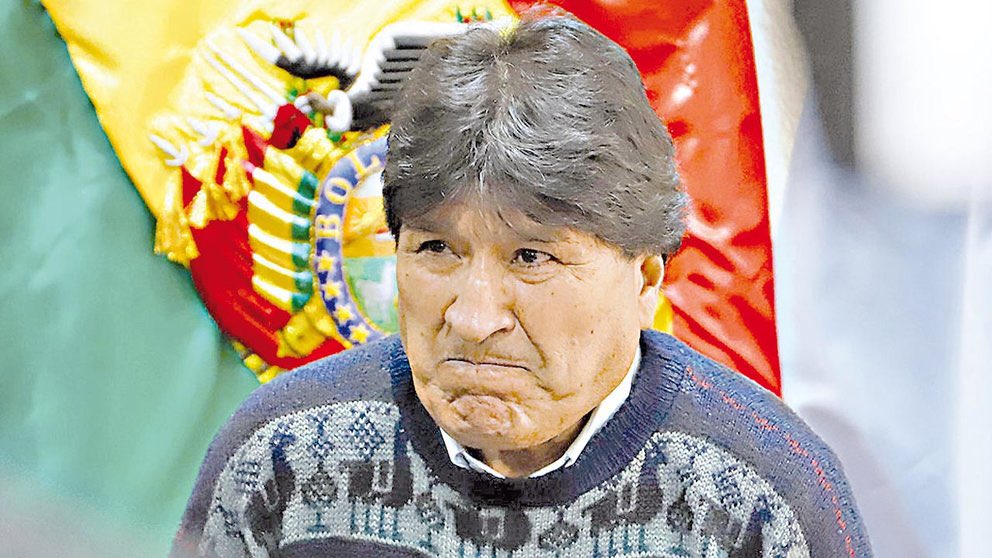 Cortados con la misma tijera: El fraudulento #EvoMorales está fúrico porque no podrá buscar la candidatura presidencial ya que el Tribunal de Bolivia decretó que la reelección indefinida ni existe ni es un derecho humano. ¿Y qué creen que hizo? Pues acusó a la derecha, a los…