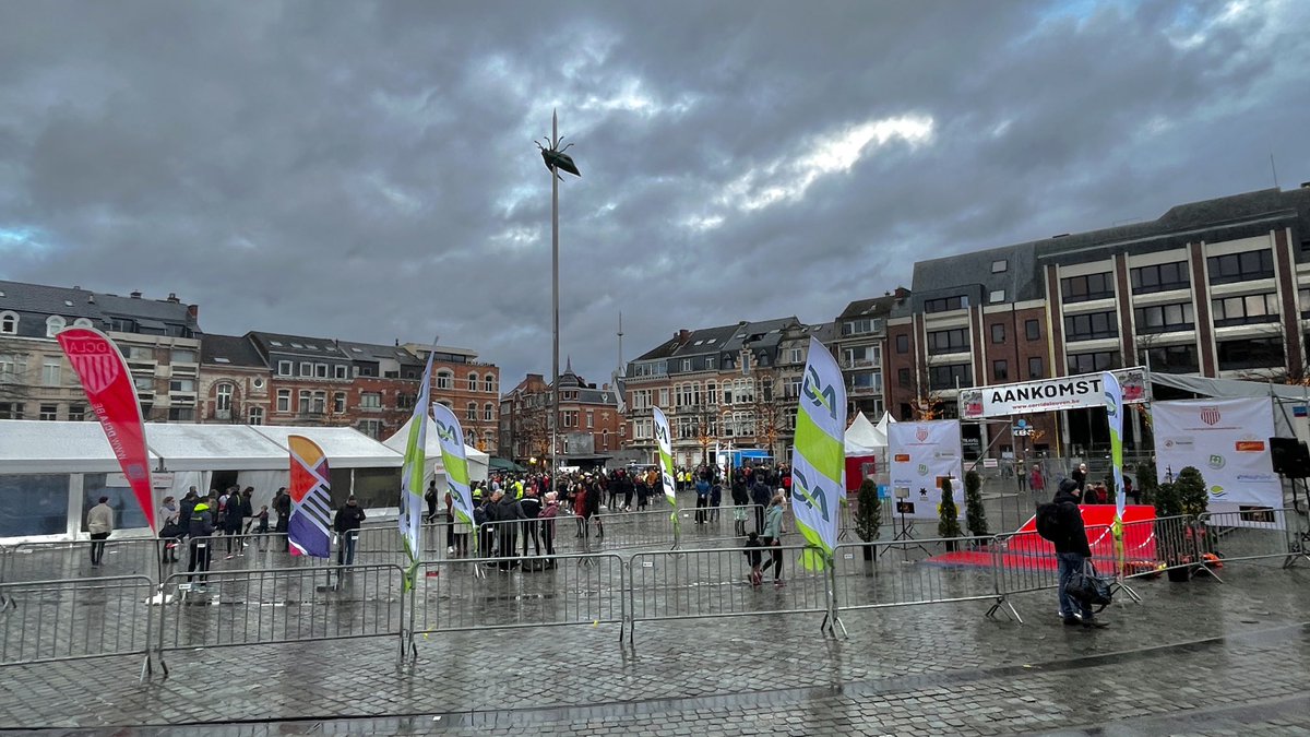 Johan__Morren's tweet photo. 9:50 klaar voor de corrida @stadleuven #dcla #vrtweer @BuienradarBE https://t.co/mm9rRkieGP
