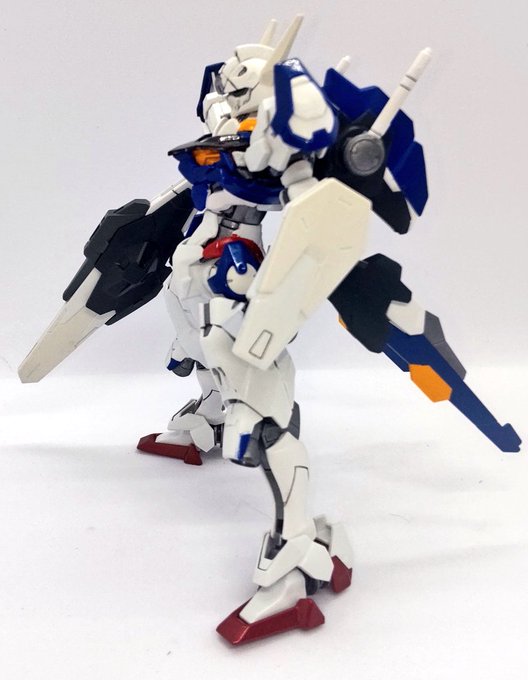#今月作ったプラモ晒そうぜ #ガンプラ 今年最後のガンプラは、ガンダムルブリスとなりました  ガンダムっぽく塗り  ピンク部を青に変えるだけではラインがダルくなりそうなので、差し色で白を増やしてます  単純な色の置き換えよりマッシブに見えて、シャープになったんじゃないかなと  どうでしょう