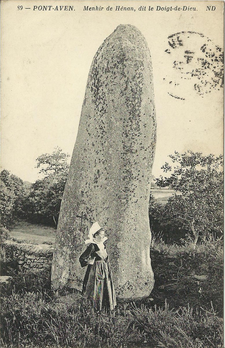 The menhir of Kerangosker in Pont-Aven (Finistère) is also known as Pierre le Coq and le Doigt de Dieu. It stands almost 6m tall conveniently on the edge of the rue du Hénan. Card by Parisian publisher Neurdein Frères c. 1909. #StandingStoneSunday.